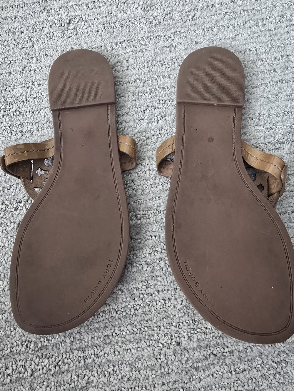 Tory Burch Miller Patent Leather Logo Sandals in Tan Msrp $200 - Picture 8 of 9